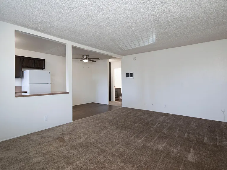 Lakeshore Villa Apartments — Photo 11