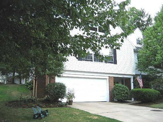 3 Story Condo w/2 car garage