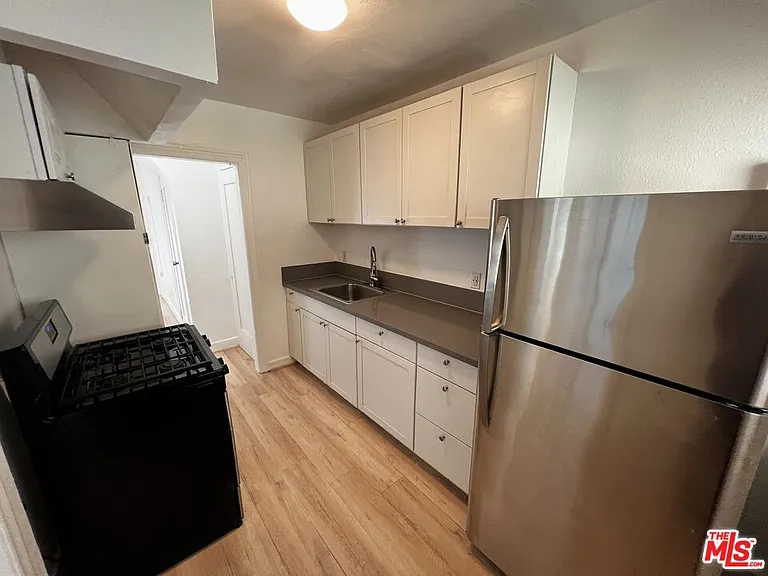 934 1/2 S Berendo St — Photo 10