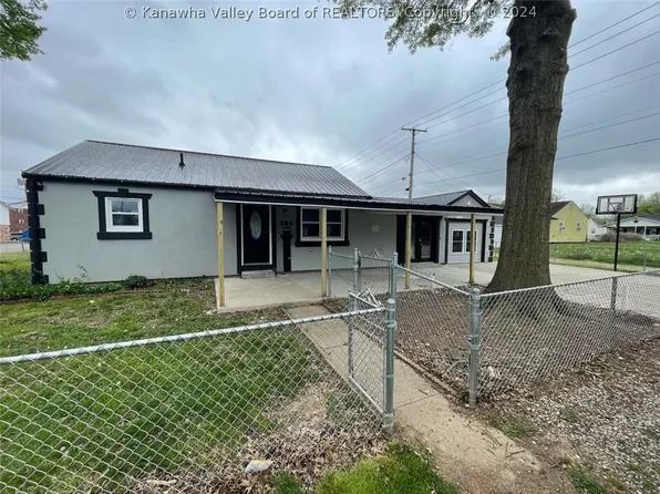 307 Juniper St, Nitro, WV 25143