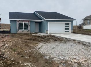 12 Huntington Dr, Iowa City, IA 52245