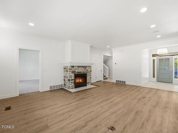3rd image of 12 W Village Cir