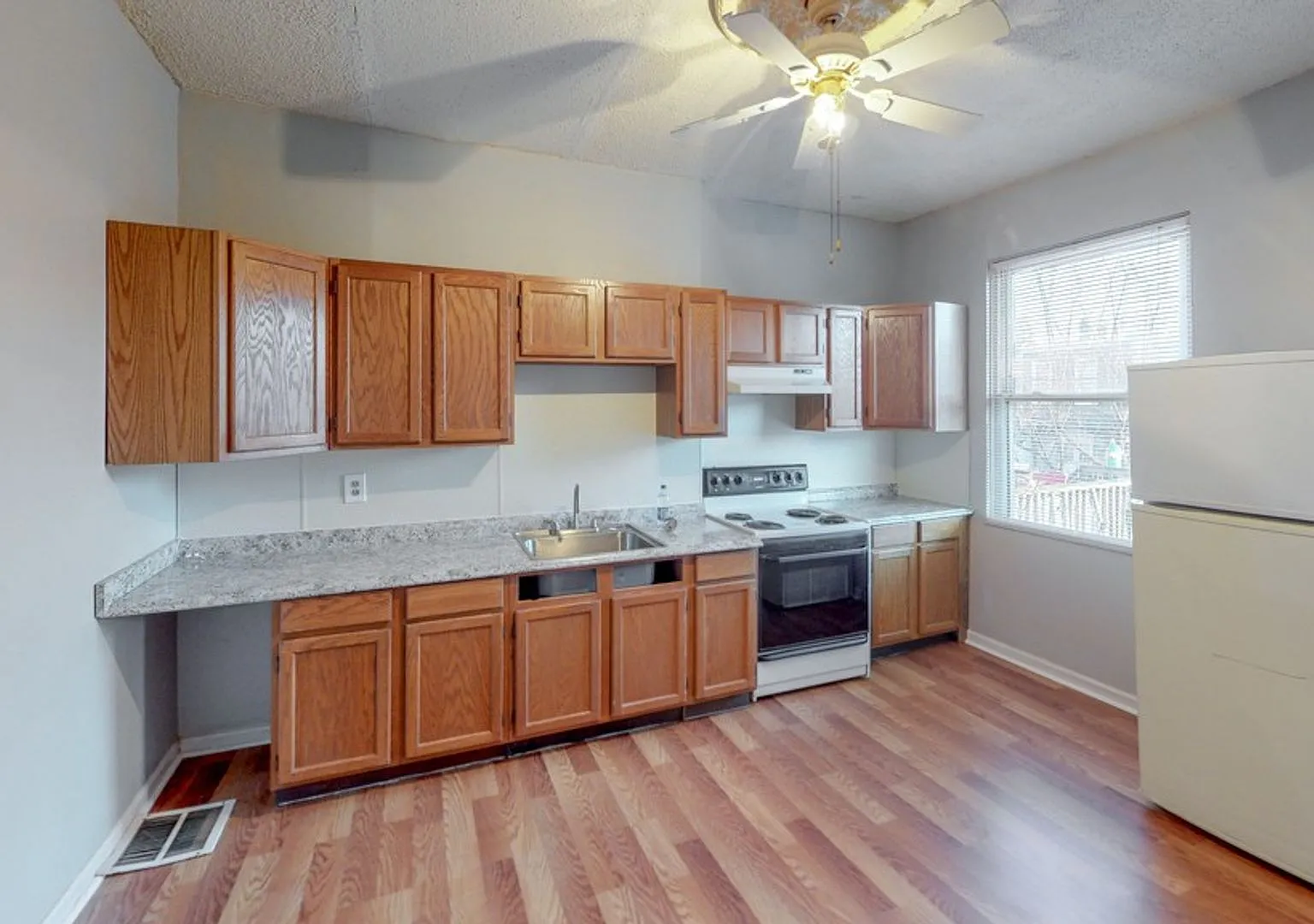 2429 Christian St - 2 Bedroom + Den! — Photo 2