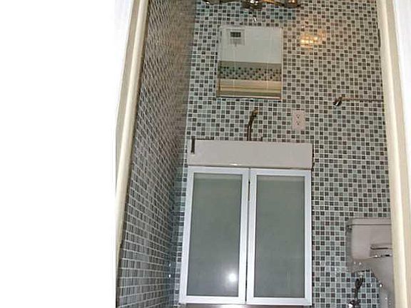 5th image of 2900 NE 30th St APT 5B