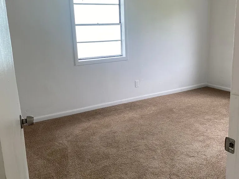 8505 Jasper Ave — Photo 7