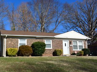 905 Camden Ct, Winston Salem, NC 27103