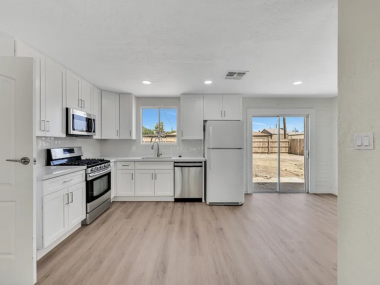 3114 W Missouri Ave — Photo 5