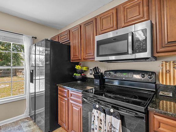 4th image of 942 Farnsworth Dr
