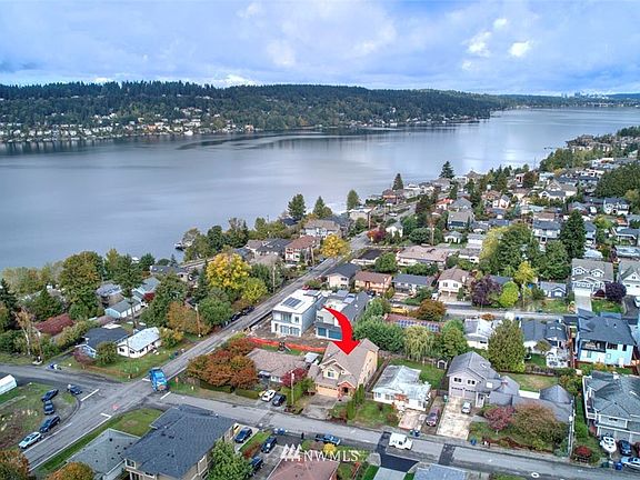 View looking north you'll see Kennydale Beach Park, Seahawks training facility, Mercer Island, Bellevue and I-90.