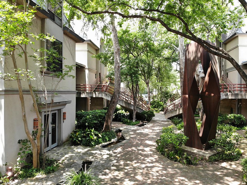 Common Area Courtyard