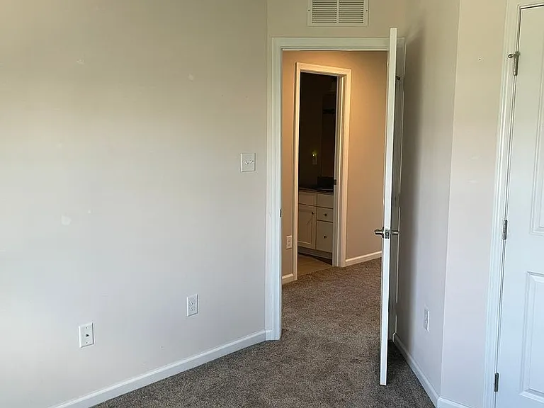 331 S Parkway Dr — Photo 53