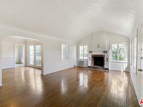 3rd image of 405 N Harper Ave