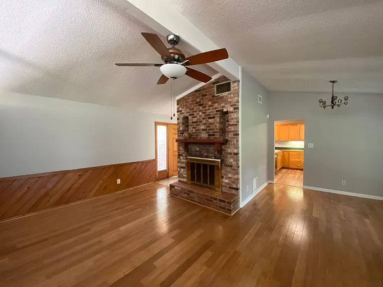 1301 Kings Rd — Photo 4