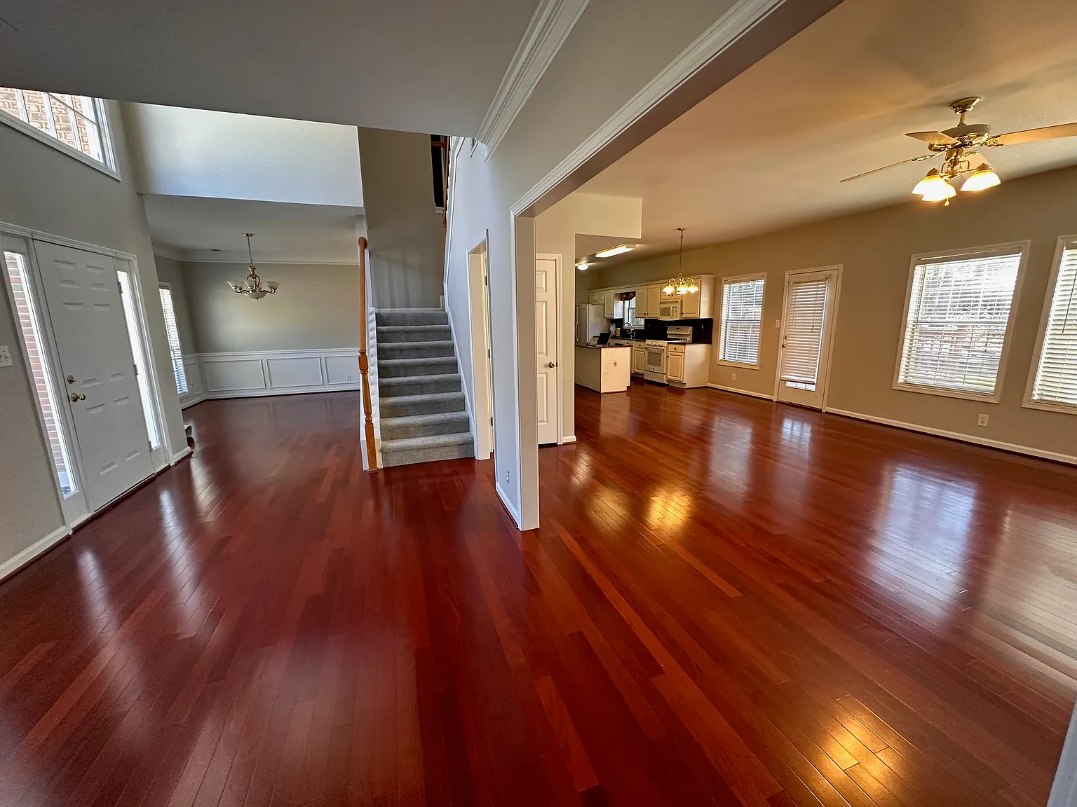 4 bed, 2.5 bath, 2500 sqft, $2,900 — Photo 3