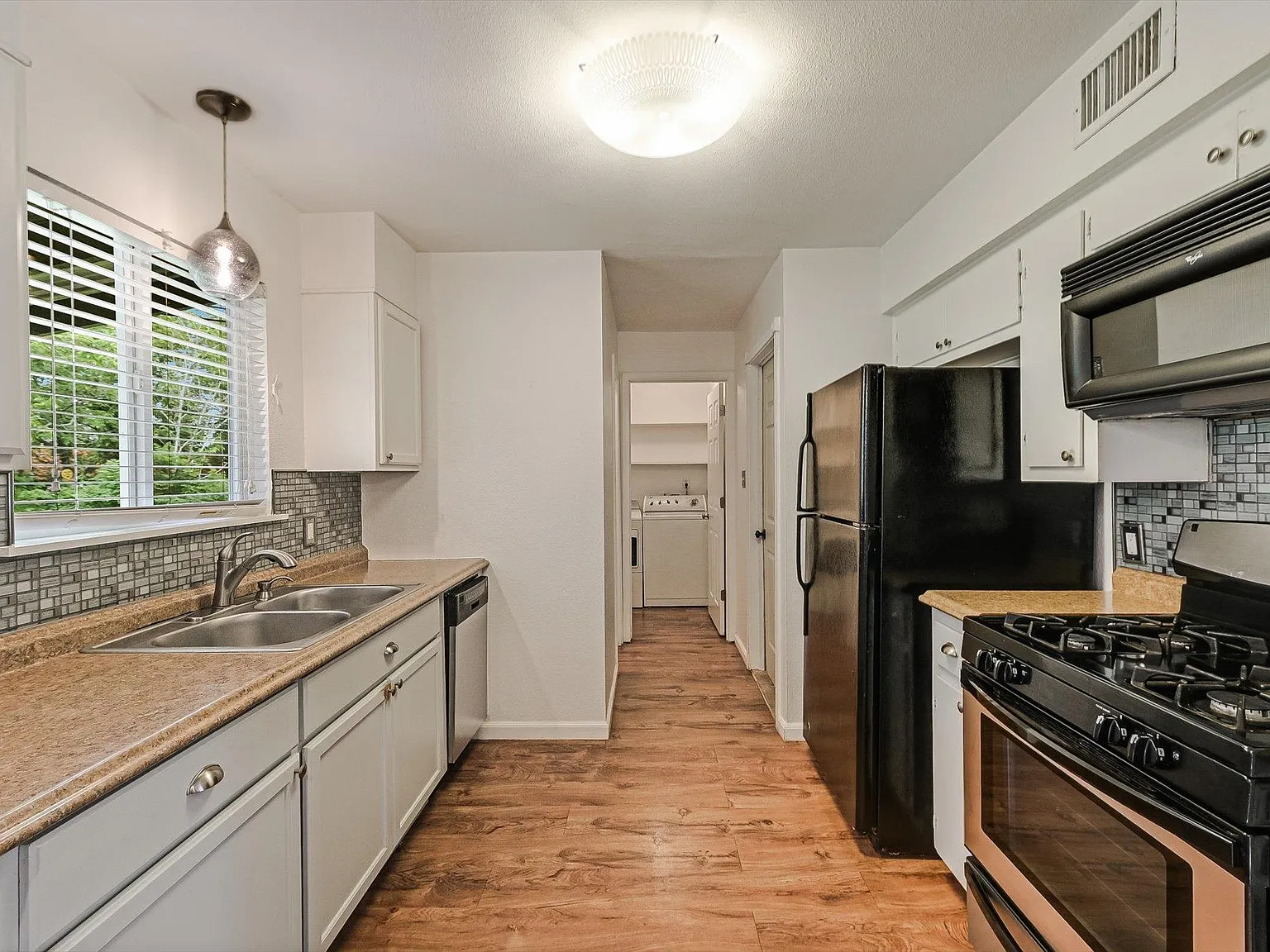 3 bed, 1.5 bath, 1715 sqft, $2,750 — Photo 4