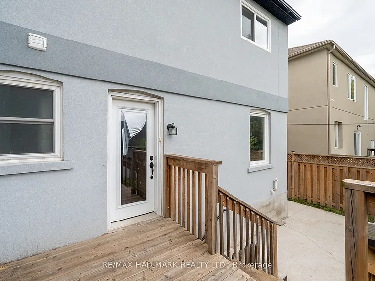 82 Ellington Dr #UPPER — Photo 32