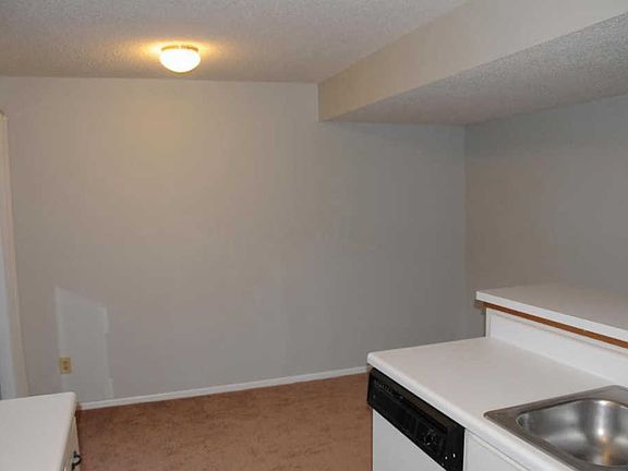 3rd image of 4882 Stoneybrook Blvd