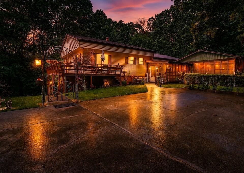 1st image of 556 Leon Cir