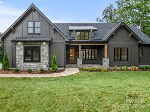 140 Barnrock Dr, Mills River, NC 28759