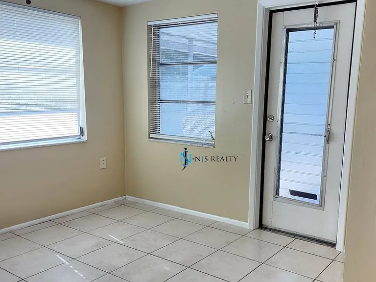 1350 Whitehall Ln — Photo 8