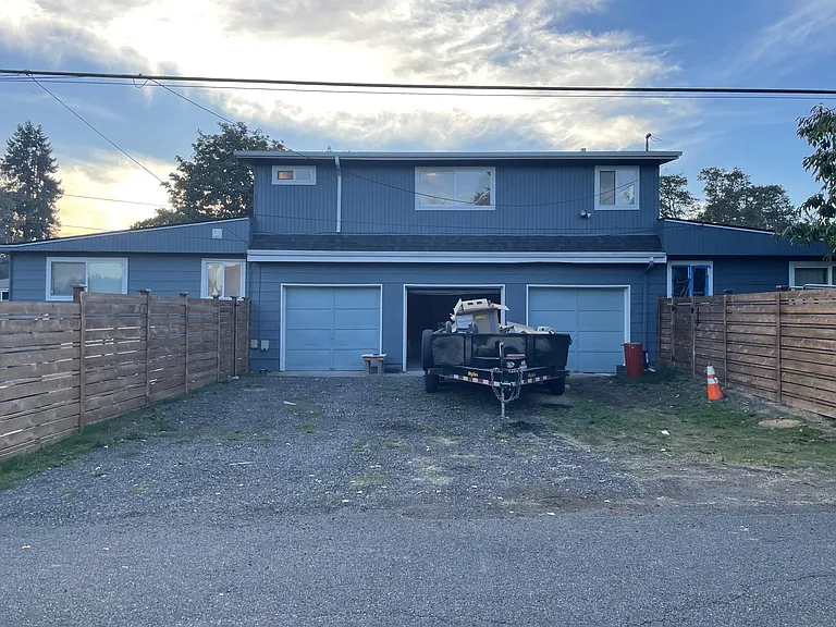 Back of Triplex. Middle bay belongs to 14625