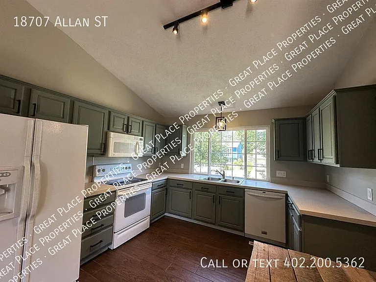18707 Allan St — Photo 13