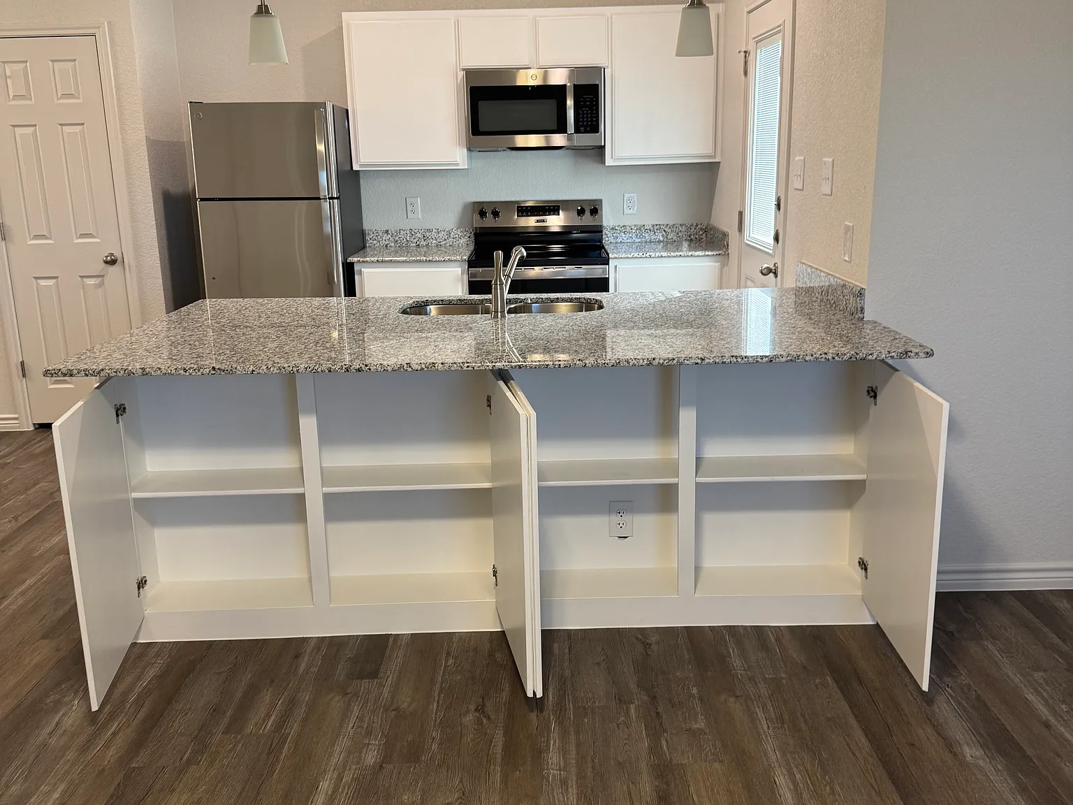 3 bed, 1300 sqft, $1,500 — Photo 4