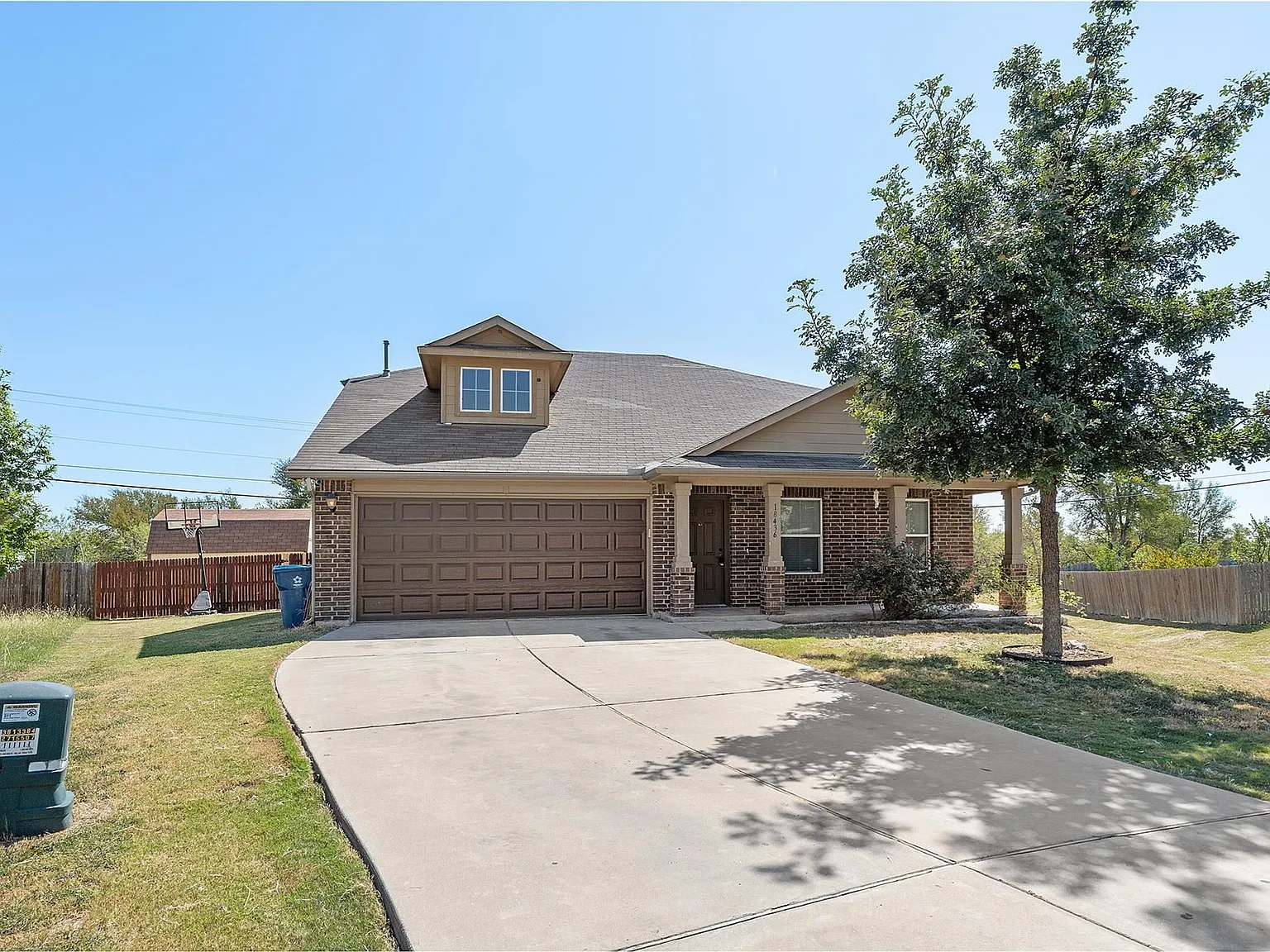 4 bed, 2.5 bath, 2095 sqft, $2,000 — Photo 1
