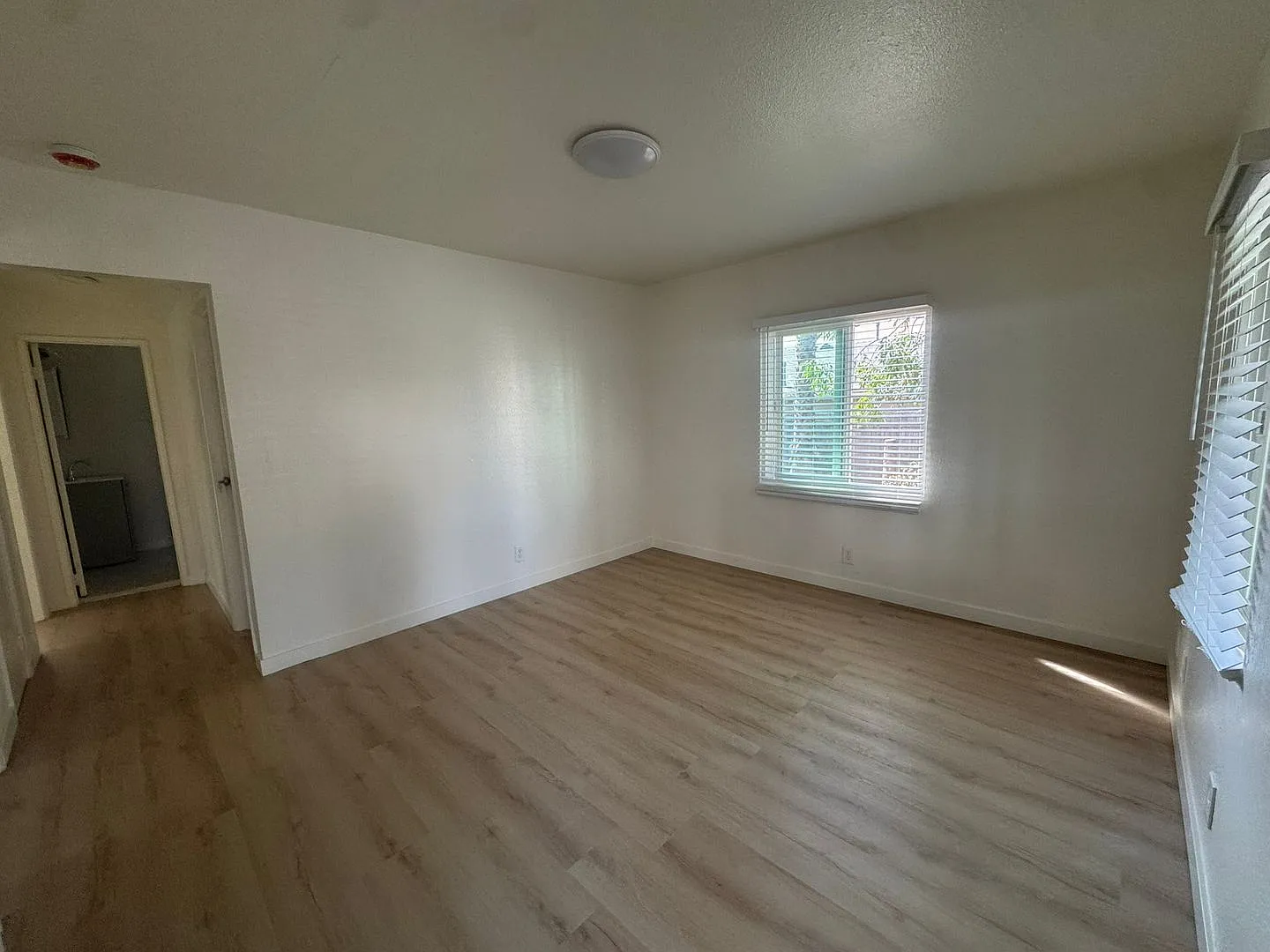 $2,195! Beautifully Remodeled 1-Bedroom Home with Bonus Room! 90804! — Photo 3