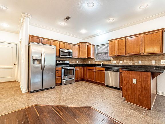 4th image of 107 Carrington Ave