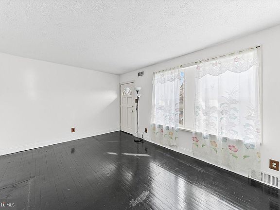 4th image of 209 Boxwood Rd