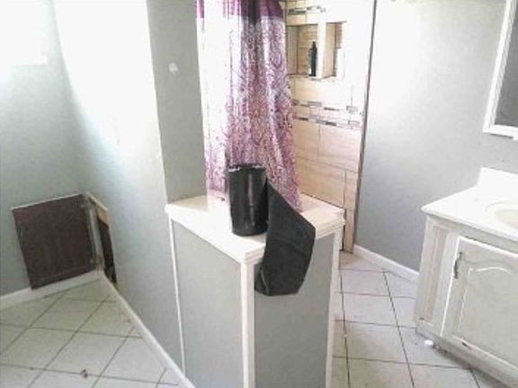 4th image of 1876 Vaughn St