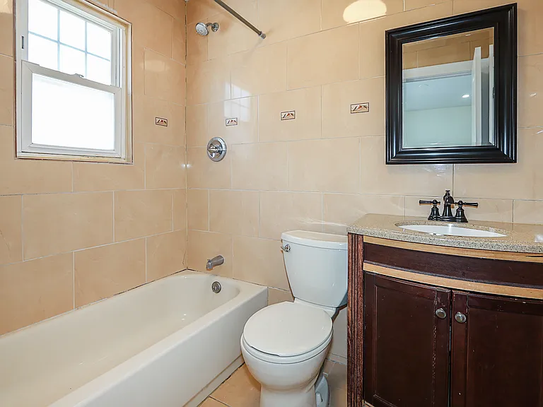 987 Kings Pkwy — Photo 19