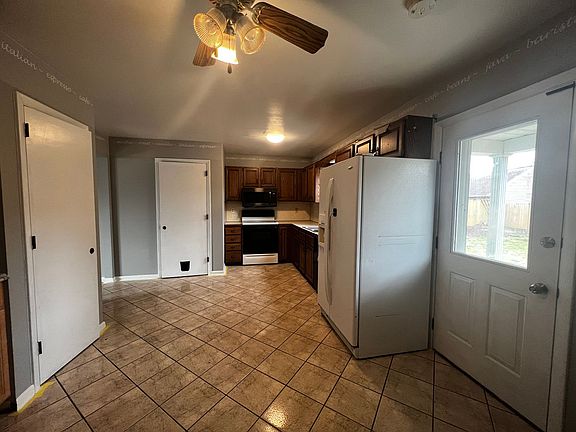 4th image of 305 Chocolate Ave