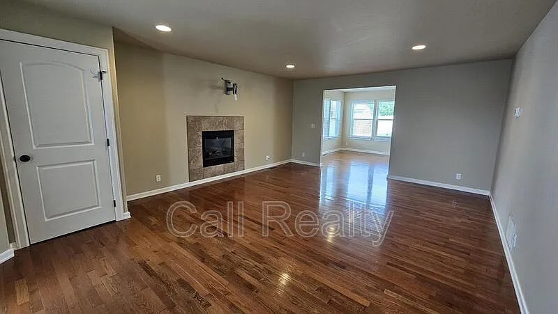 4 bed, 2.5 bath, 2100 sqft, $2,400 — Photo 2