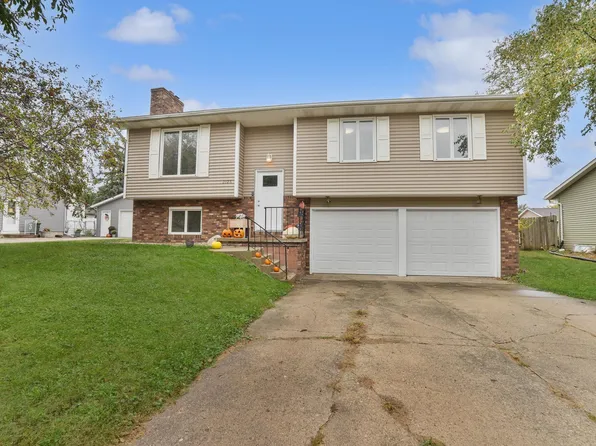 2126 Oxford Ln, Cedar Falls, IA 50613