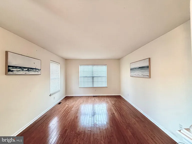 313 Fountayne Ln — Photo 5