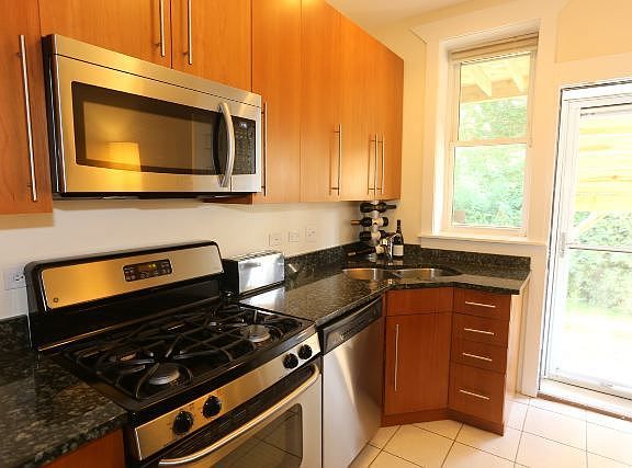 4th image of 3303 W Ainslie St #1