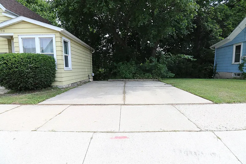 3 bed, 1.0 bath, 816 sqft, $1,499 — Photo 2