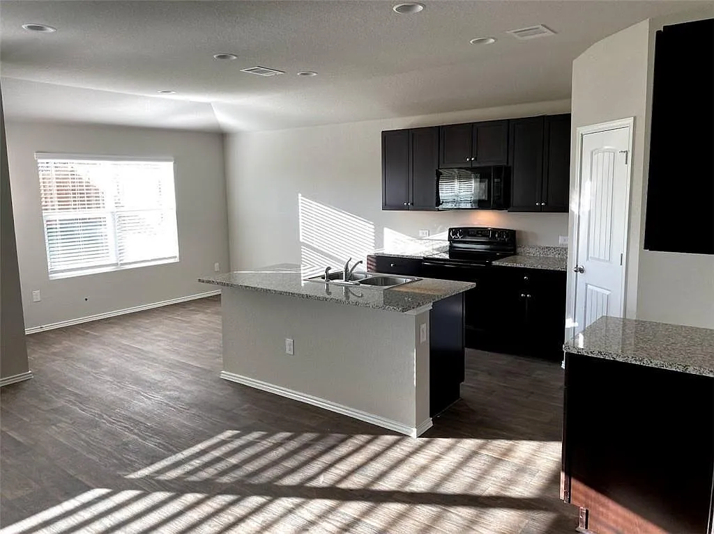 3 bed, 2.0 bath, 1472 sqft, $1,990 — Photo 3