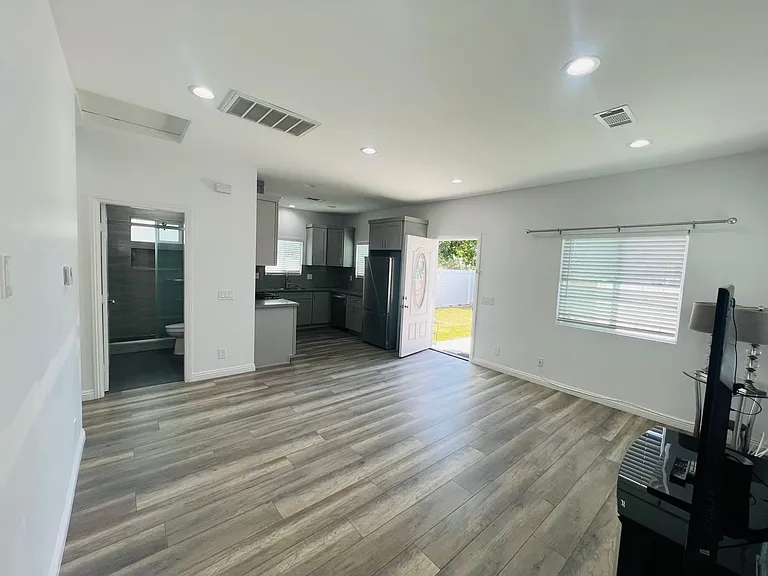 1830 W Bernardy Pl #B — Photo 6