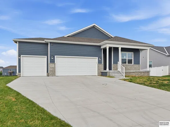 6228 Clear Creek St, Papillion, NE 68157