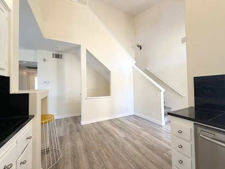 801 Maplewood — Photo 6