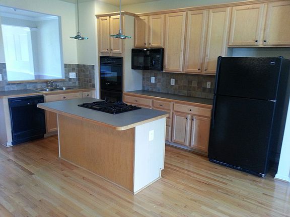 Full kitchen & appliances