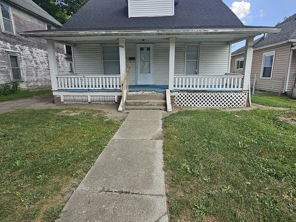 1121 E 2nd St