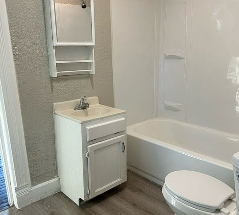 5th image of 230 N Leonard St