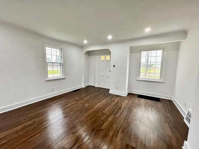 3 bed, 1100 sqft, $1,100 — Photo 3
