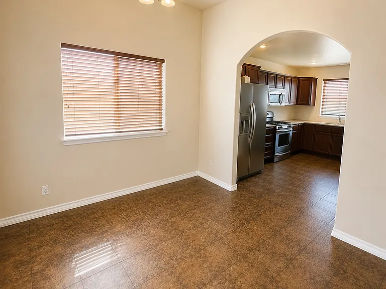 1703 W Tree Ln — Photo 4