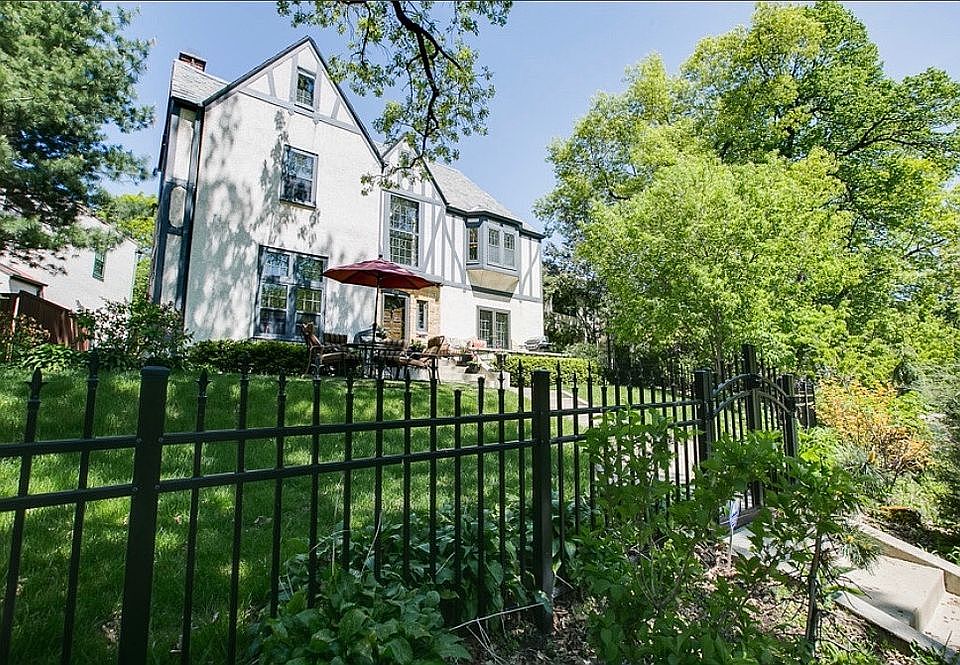 2nd image of 220 W Minnehaha Pkwy