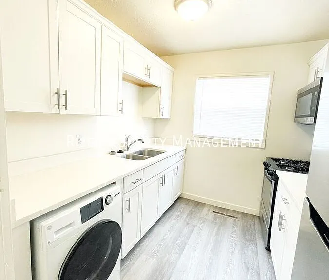 1054 W Goodyear Ave #F — Photo 2